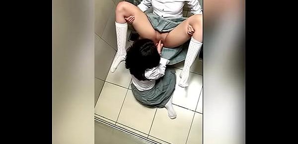  Dos Alumnas Lesbianas Mexicanas Tocándose en el Baño de la Escuela y Haciendo Sexo Oral! Dos ESTUDIANTES LESBIANAS MEXICANAS Calientes en el Baño de Mujeres se TOCAN Hasta TERMINAR!